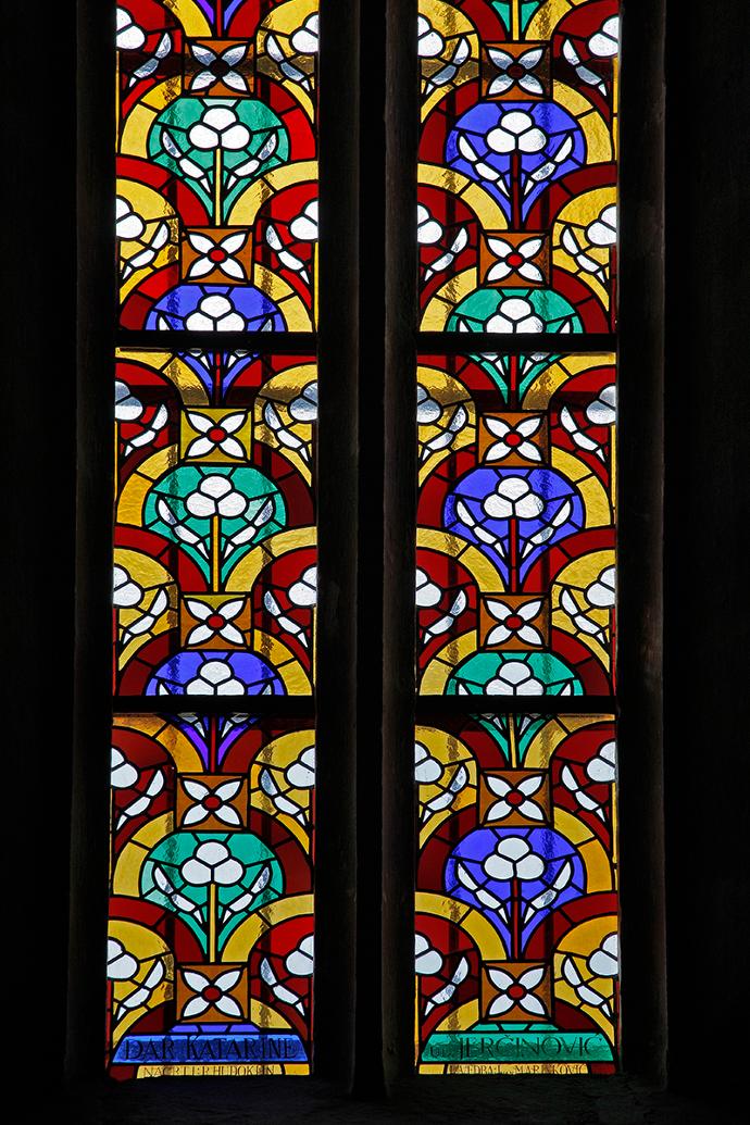 Detalj prozora s vitrajem od raznobojih stakala